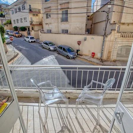 New To The Market - 3br Unit In St'julians 5 Minutes Walk To The Promenade *